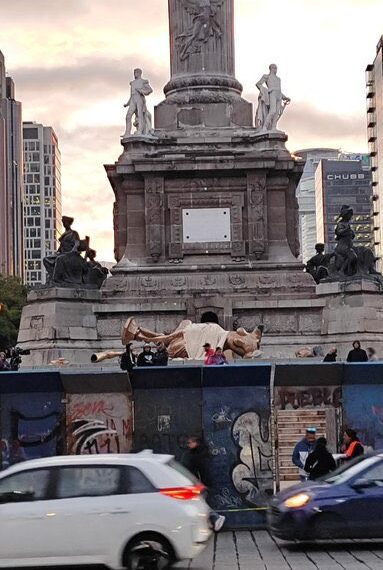 Ángel de la independencia caído