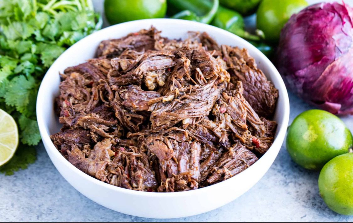 Unos ricos tacos de barbacoa con salsa, de los platillos ideales para curar la resaca