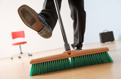 Barrer para sacar las malas energías de tu hogar 