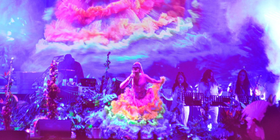 El grupo colombiano Bomba Estéreo reunió a más de 50 mil personas en el Zócalo de la Ciudad de México