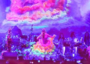 El grupo colombiano Bomba Estéreo reunió a más de 50 mil personas en el Zócalo de la Ciudad de México