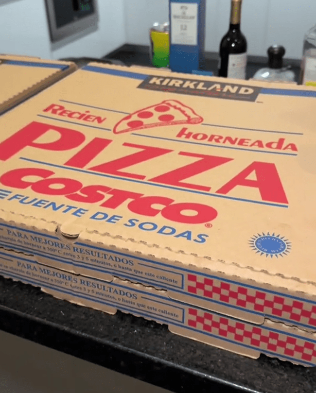 Amigos celebran su posada con temática de Costco