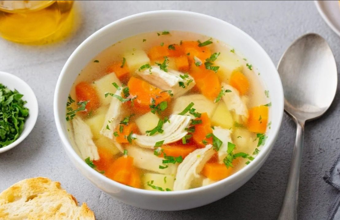 Consomé de pollo para la cruda mañanera