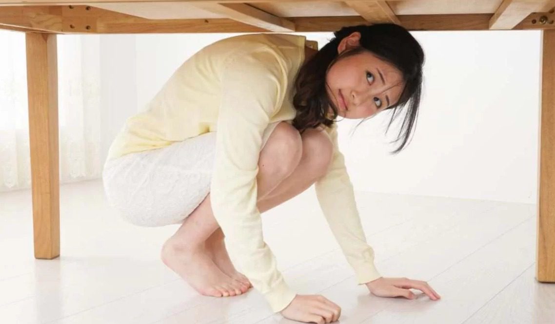 Colocarse por debajo de una mesa como parte de los rituales de año nuevo para conseguir el amor