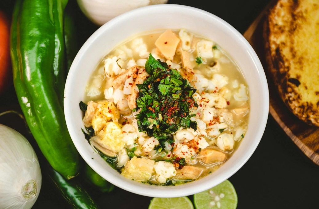 El pozole blanco o rojo es un platillo ideal para almorzar después de la resaca del 31 de diciembre 