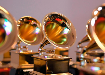 Los Grammy siguen adelante, fiestas se cancelan.