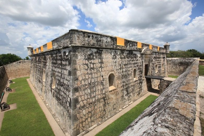Campeche es una ciudad amurallada, de las pocas que conservan en excelente estado sus construcciones en toda América