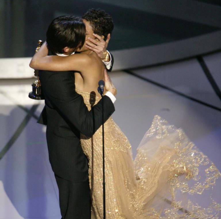 Momentos polémicos de los Oscar: Adrien Brody besa a Halle Berry