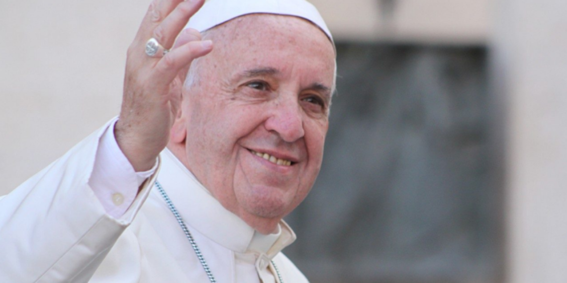 Papa Francisco presenta leve mejoría en su estado de salud.