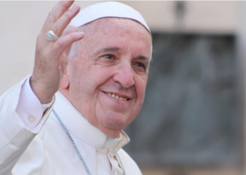 Papa Francisco presenta leve mejoría en su estado de salud.