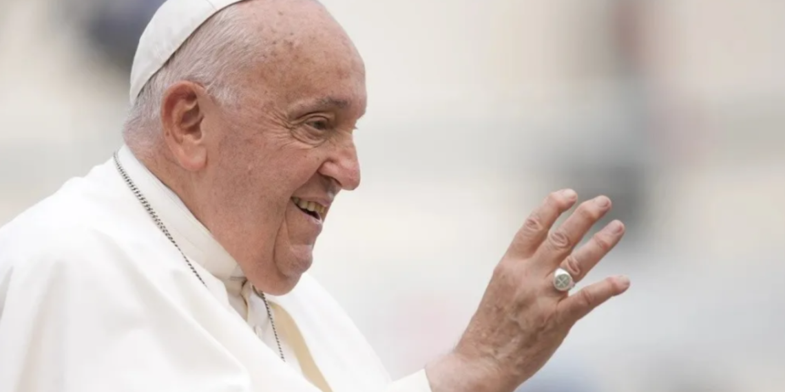 Se especula que el Papa Francisco habría renunciado tras entregar una carta.