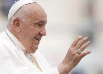 Se especula que el Papa Francisco habría renunciado tras entregar una carta.