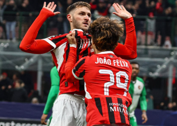 Santi Giménez anota su primer gol con el Milan en la Champions League