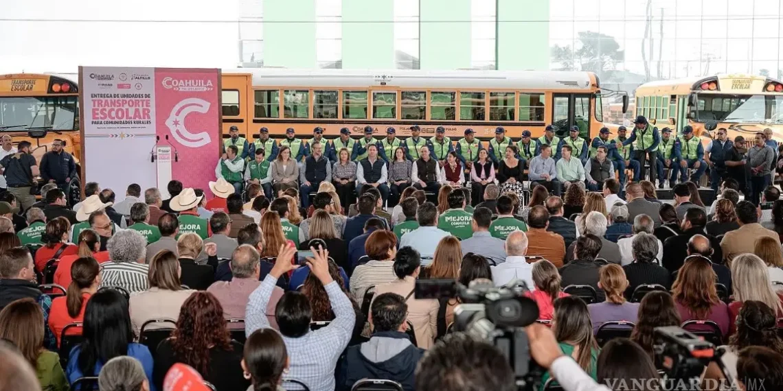 Coahuila entrega autobuses escolares a comunidades rurales