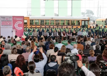 Coahuila entrega autobuses escolares a comunidades rurales
