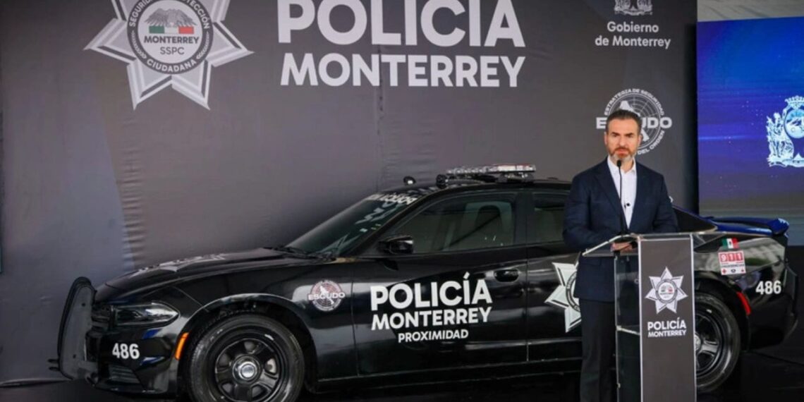 Adrián de la Garza presenta los nuevos colores de la Policía de Monterrey