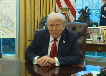 Autos fabricados fuera de EU tendrán arancel de 25%: Donald Trump 