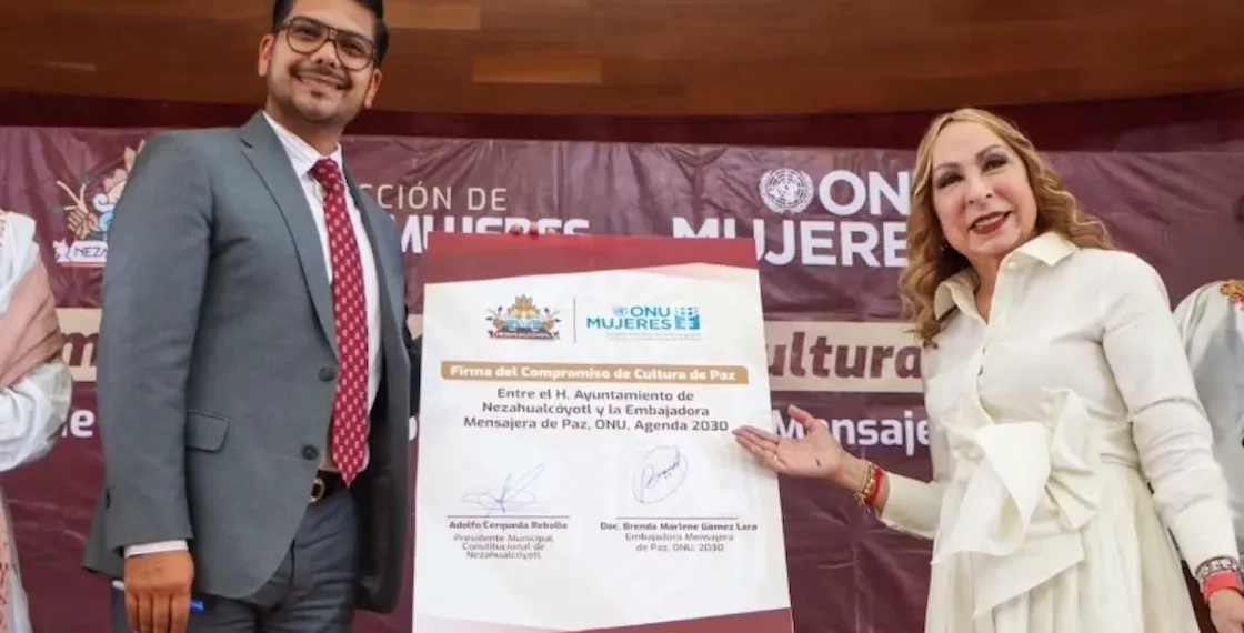 Gobierno de Neza firma compromiso por la paz con falsa embajadora de la ONU