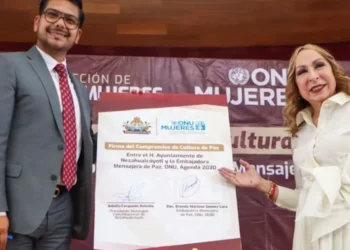 Gobierno de Neza firma compromiso por la paz con falsa embajadora de la ONU