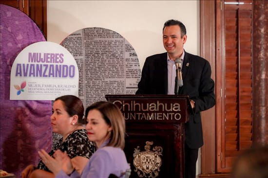 Marco Bonilla da mensaje a mujeres participantes del evento "Mujeres Avanzando".