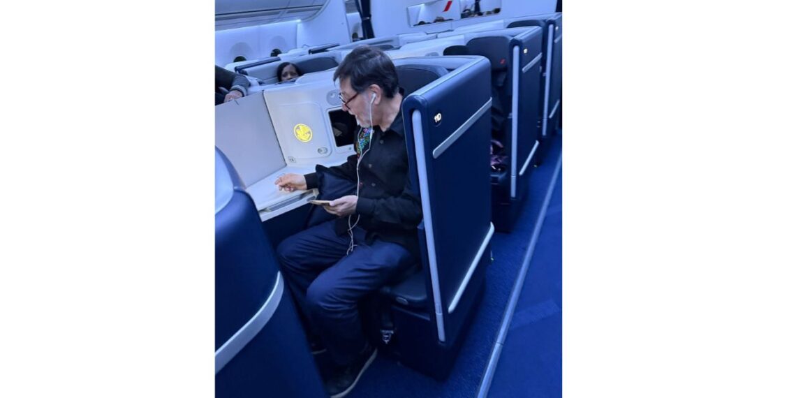 Noroña desata críticas por viajar en primera clase a Europa