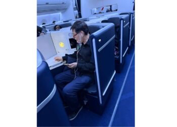 Noroña desata críticas por viajar en primera clase a Europa