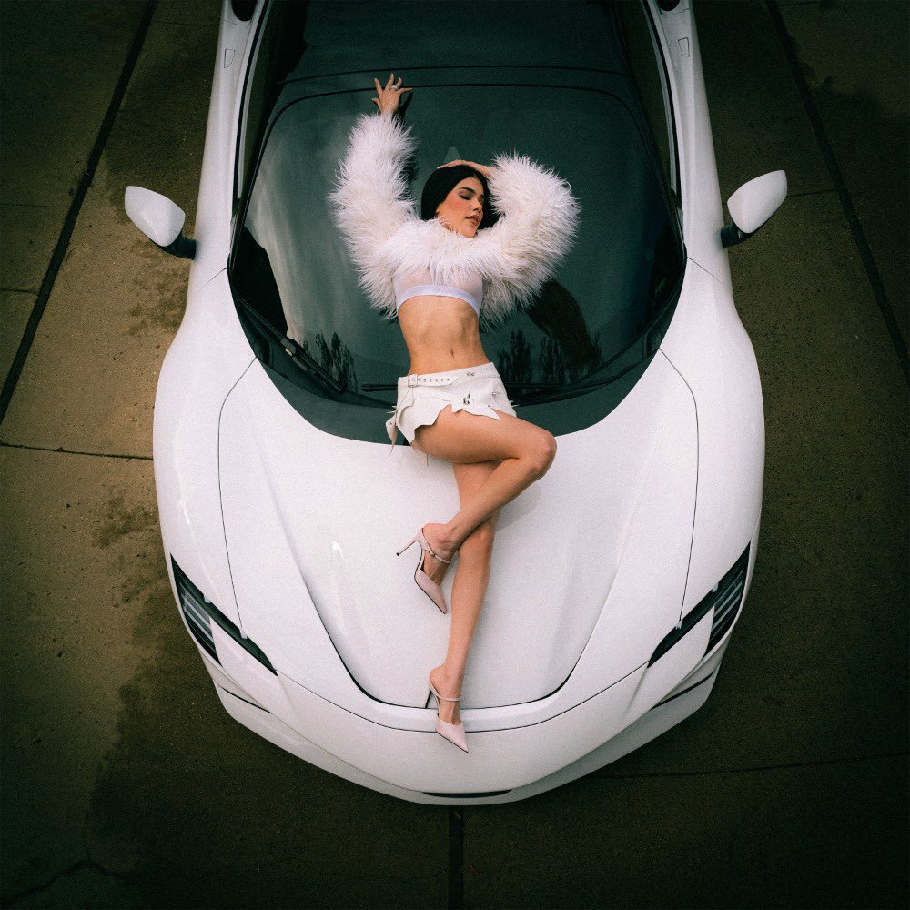 Kenia Os aparece en portada de nuevo sencillo de Peso Pluma.