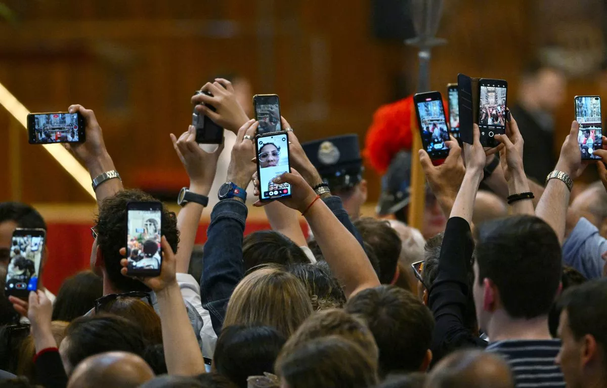 Un mar de teléfonos inteligentes tomando fotos del cuerpo del Papa Francisco(Imagen: AFP vía Getty Images)