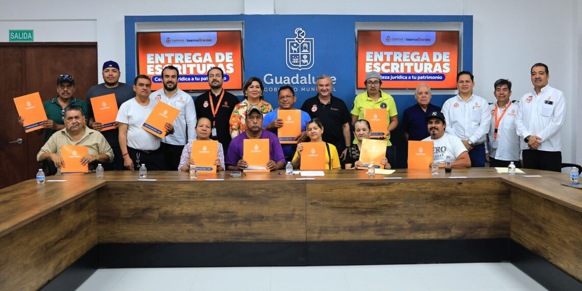 Entrega Héctor García certeza jurídica a familias de Guadalupe