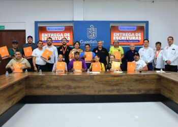 Entrega Héctor García certeza jurídica a familias de Guadalupe