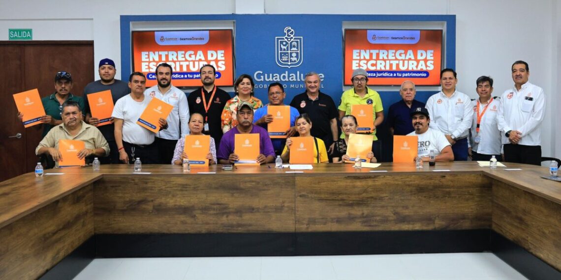 Entrega Héctor García certeza jurídica a familias de Guadalupe