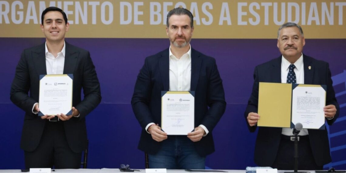 Acuerda Gobierno de Monterrey con UANL beneficiar a estudiantes con becas
