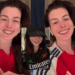 Anne Hathaway celebra triunfo del Arsenal con video cantando.