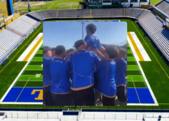 Estudiante sufre caída tras ser lanzado por sus compañeros.