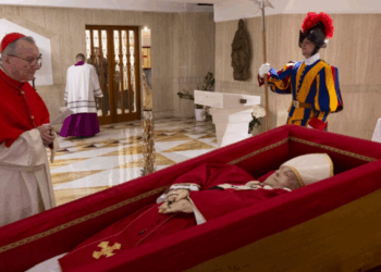 Vaticano comparte primeras imágenes del féretro del Papa Francisco.