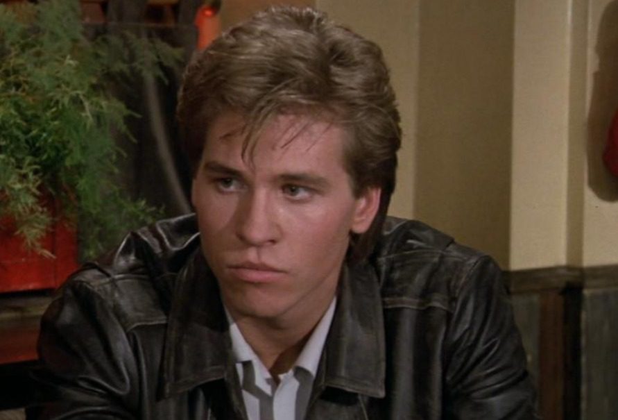 Val Kilmer en su primer papel como protagónico en Top Secret.