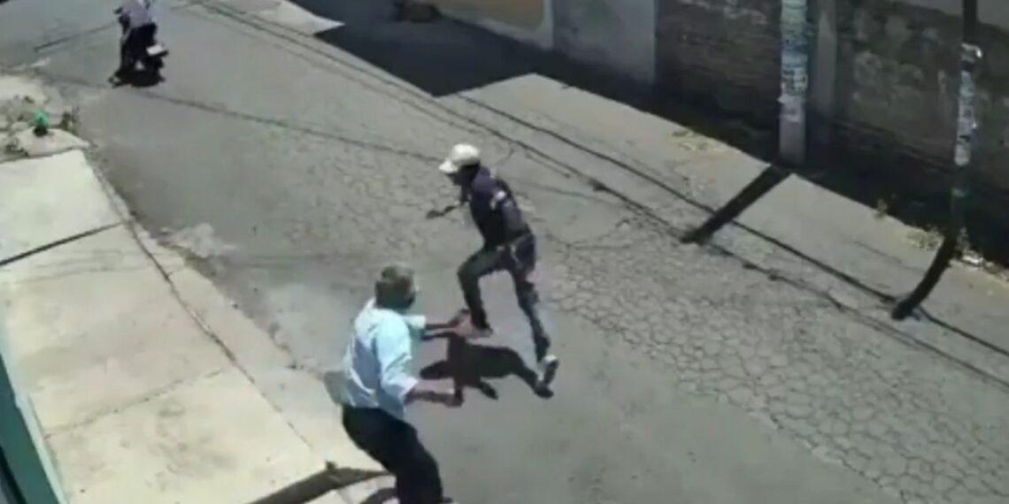 VIDEO: Adulto mayor se defiende de un robo en su negocio a machetazos en Xochimilco
