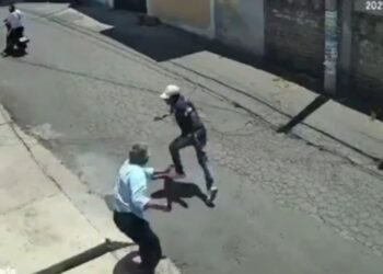 VIDEO: Adulto mayor se defiende de un robo en su negocio a machetazos en Xochimilco