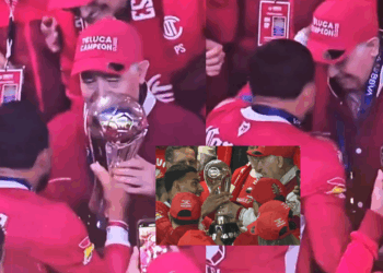 Alexis Vega entrega trofeo a Valentín Diez.