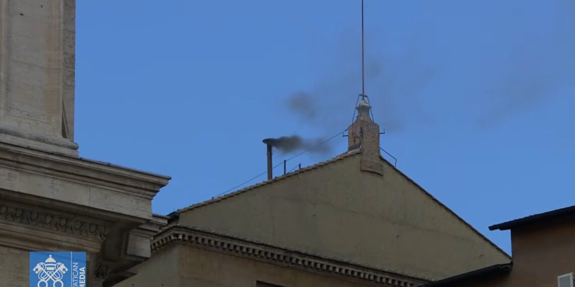 Cónclave: 3 votaciones y no hay Habemus Papam