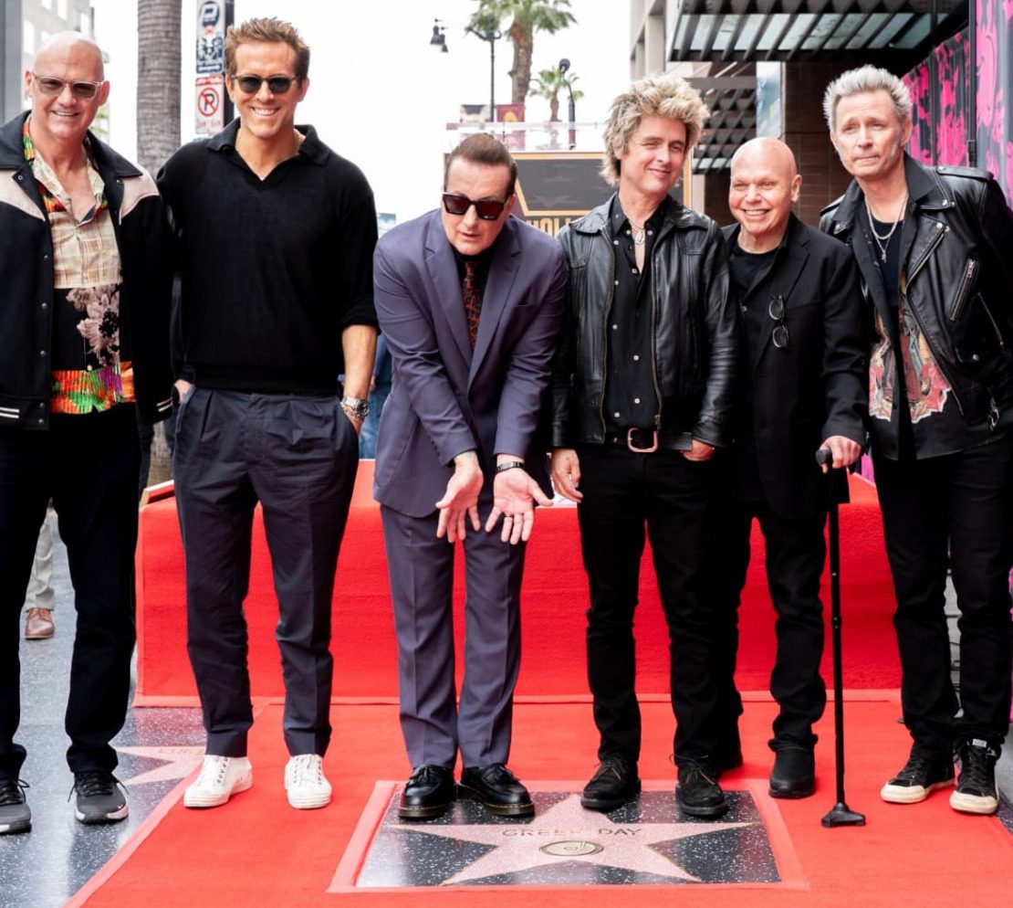 Ryan Reynolds, Rob Cavallo y Matt Pinfield con Green Day.