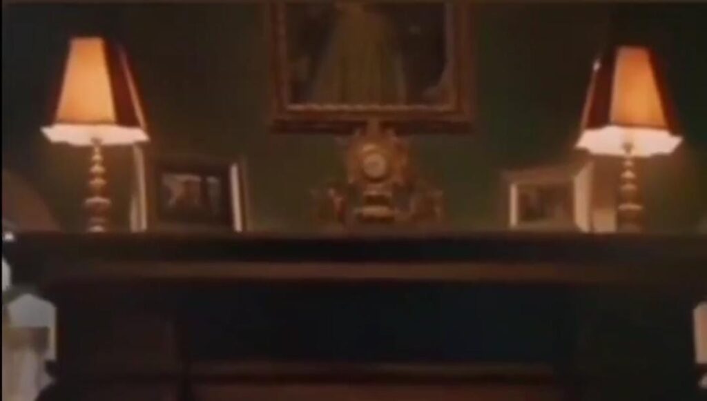 Lámparas en el "Habitante" simulan colores de la bandera de Perú.