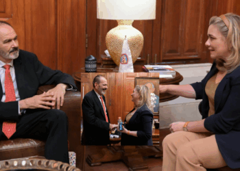 La Gobernadora de Chihuahua Maru Campos se reunió con el Dr. Luis Carlos Longoria.