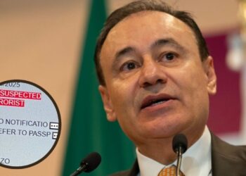 Luego de que se reportara que el gobernador de Sonora, Alfonso Durazo tendría una orden de “detención obligatoria” por parte del Gobierno de Estados por presuntamente ser “sospechoso de terrorista”, el mandatario estatal desmintió tales señalamientos. “Jóvenes, no muerden ustedes todos los anzuelos que se les presenten, por favor, pues por supuesto que no hay nada de eso, no no no”, dijo Durazo este lunes, tras ser interceptado por los medios. La controversia inició el domingo cuando el periodista Luis Chaparro de Pie de Nota difundió una supuesta captura de pantalla atribuida al sistema interno de la Oficina de Aduanas y Protección Fronteriza de EU (CBP), donde aparece el apellido Durazo junto a la leyenda "ST - Suspected Terrorist". Según Pie de Nota, el gobernador morenista además tendría una orden de detención inmediata en caso de que el gobernador intente ingresar a Estados Unidos. Chaparro explicó que su investigación inició cuando Durazo dejó de asistir, por razones no especificadas, a una clínica ubicada en Phoenix, Arizona, para recibir tratamiento médico. Paloma Terán, coordinadora de Comunicación Social de la administración de Durazo emitió un comunicado donde calificó la información de Chaparro como “falsa y carente de sustento”. Además, subrayó que ninguna autoridad oficial ha confirmado lo que ahí se afirma, “porque simplemente no corresponde a la realidad” y respaldó esto con un argumento de Grok, la Inteligencia Artificial de X. “No hay peor ciego que el que no quiere ver”, le contesó el periodista a Terán y agregó que “desde el pasado 25 de mayo del 2025 Alfonso Durazo fue nombrado como sospechoso de terrorista en todos los sistemas de ingreso a los Estados Unidos. Su detención es obligatoria”.