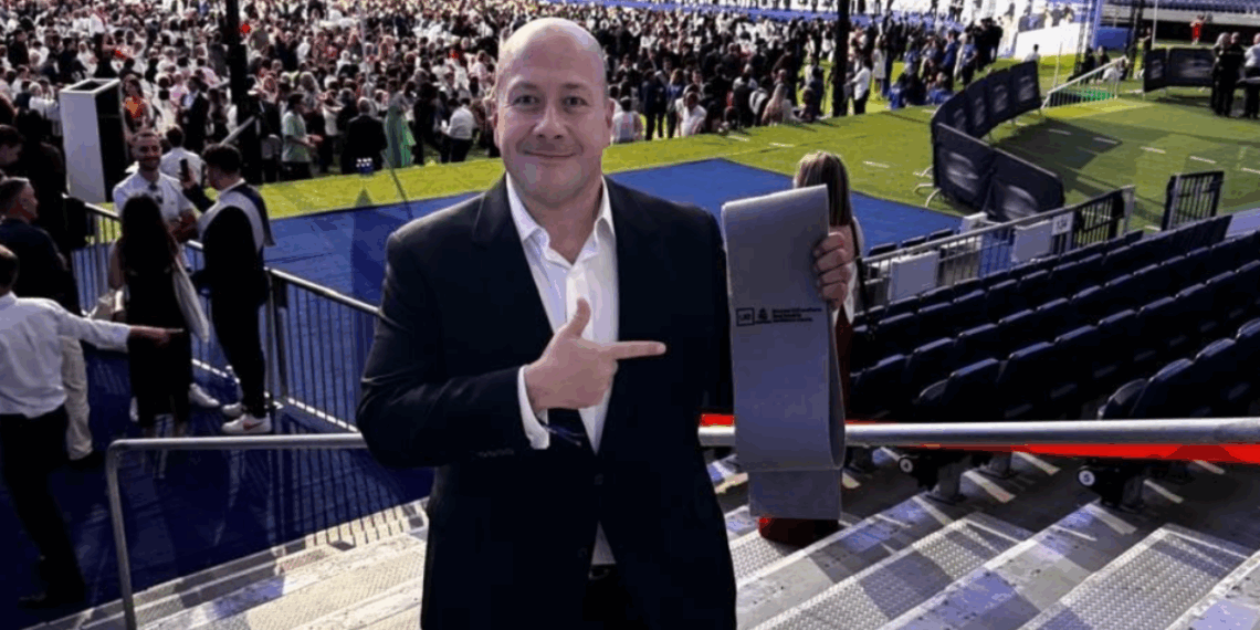 El exgobernador de Jalisco, Enrique Alfaro, se ha graduado como director técnico de futbol en la Universidad del Real Madrid.