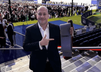 El exgobernador de Jalisco, Enrique Alfaro, se ha graduado como director técnico de futbol en la Universidad del Real Madrid.