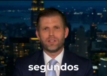 En medio de una entrevista para el canal estadunidense Fox News, el vicepresidente ejecutivo de la Organización Trump e hijo del presidente Donald Trump, Eric Trump, aseguró Estados Unidos “decapitaría” a México en cuatro segundos si éste lo atacará con misiles. En su declaración, Eric Trump comparó el conflicto armado entre Israel e Irán en Medio Oriente con un escenario hipotético entre México y Estados Unidos. “Si México, digamos en ese escenario, lanzara cohetes a Estados Unidos, creo que los decapitaríamos en cuatro segundos. Estados Unidos no lo toleraría, ningún estadounidense toleraría eso, mi padre tampoco lo toleraría”, declaró el republicano. “Creo que es un gran paralelismo con lo que está pasando (en Medio Oriente)”, agregó. Cabe recordar que el pasado viernes 13 de junio, Israel atacó objetivos del programa nuclear de Irán, iniciando un conflicto bélico que ha ido escalando. Por lo anterior, trascendió que su padre, Donald Trump, abandonaría la reunión del G7 en Canadá. En su regreso a EU, el presidente estadunidense además recomendó abandonar Teherán, capital de Irán, bajo la posibilidad de que se intensifique el conflicto.