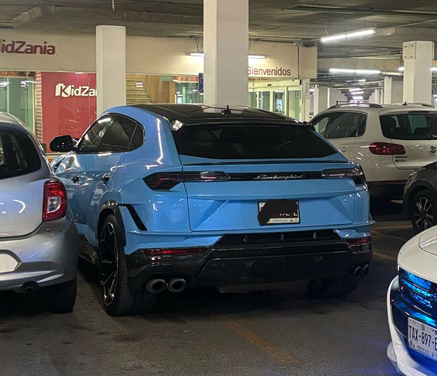 Encuentran Lamborghini celeste.