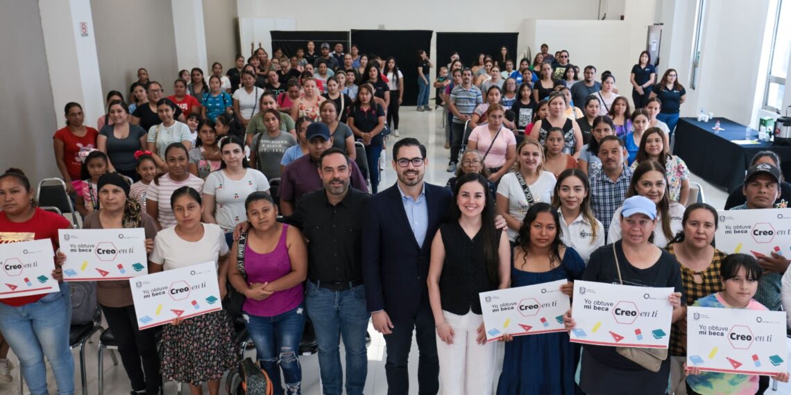 Entrega municipio De Santiago becas “Creo en Ti” para apoyar la educación básica