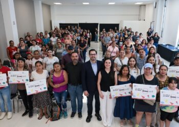 Entrega municipio De Santiago becas “Creo en Ti” para apoyar la educación básica